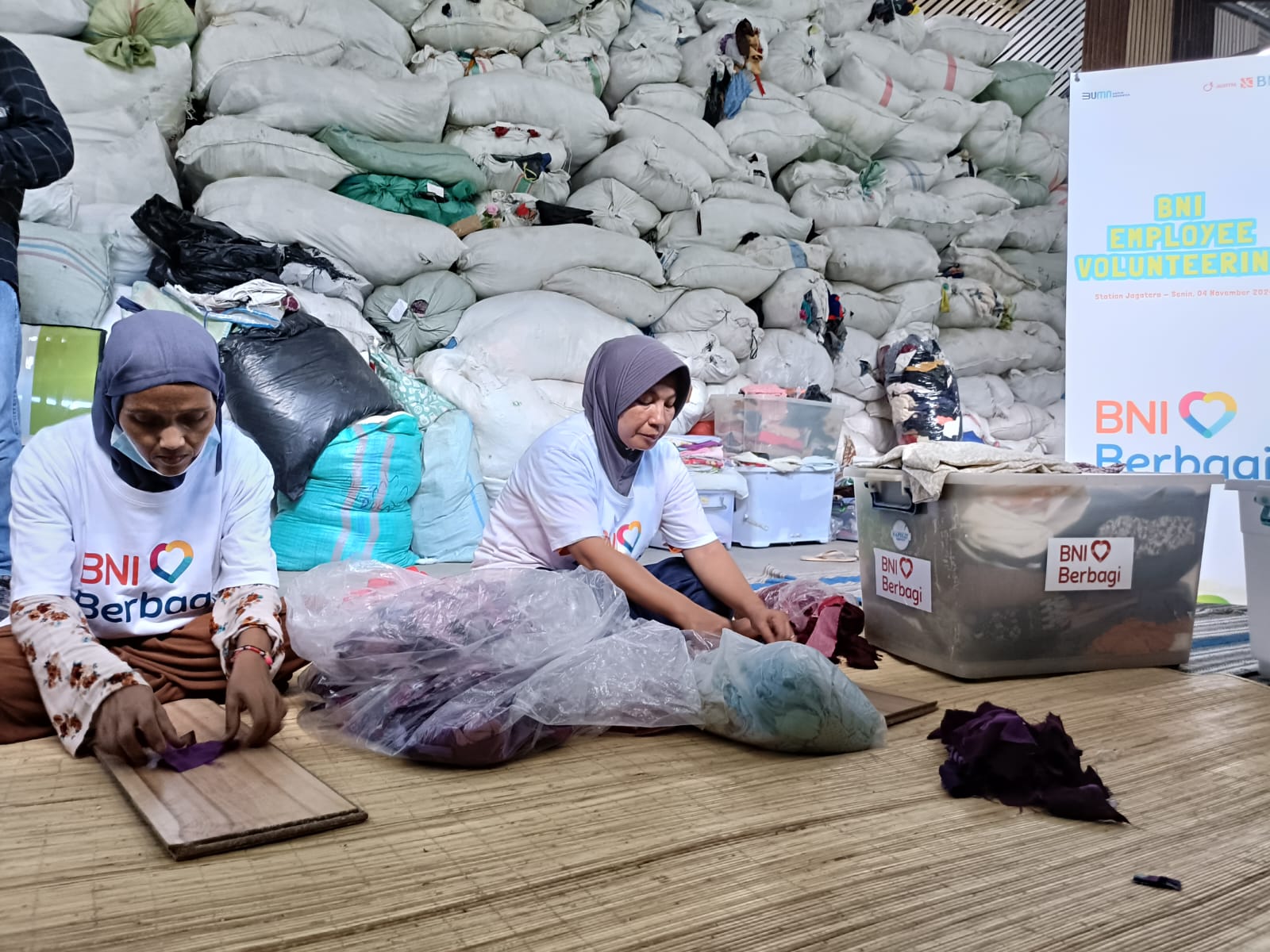 Pekerja saat menyelesaikan pembuatan sepatu daur ulang di Jagatera, Depok, Jumat (13/12). Foto : Sandika Fadilah /jabarekspres.com