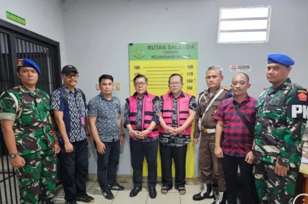 Dua tersangka terkait kasus dugaan suap terkait vonis bebas terpidana Ronnald Tannur dipindahkan ke Rutan Salemba Cabang Kejaksaan Agung, Jakarta. (Foto/ANTARA)