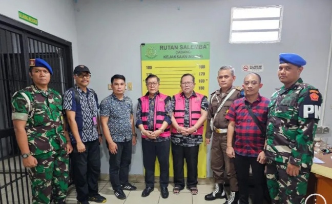 Dua tersangka terkait kasus dugaan suap terkait vonis bebas terpidana Ronnald Tannur dipindahkan ke Rutan Salemba Cabang Kejaksaan Agung, Jakarta. (Foto/ANTARA)