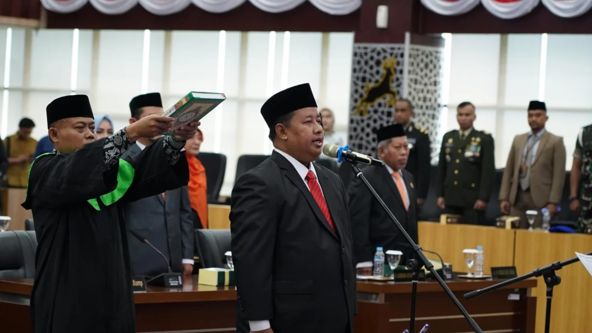 Abdul Rosyid dari PKS saat pengambilan sumpah jabatan sebagai PAW Anggota DPRD Kota Bogor periode 2024-2029 gantikan Atang Trisnanto. (Yudha Prananda / Jabar Ekspres)