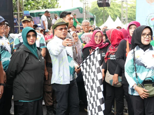 Gerak Jalan Sehat Bedas, Kang DS: Mari Kita Terus Jaga Kesehatan dan Kebugaran untuk Melanjutkan Pembangunan