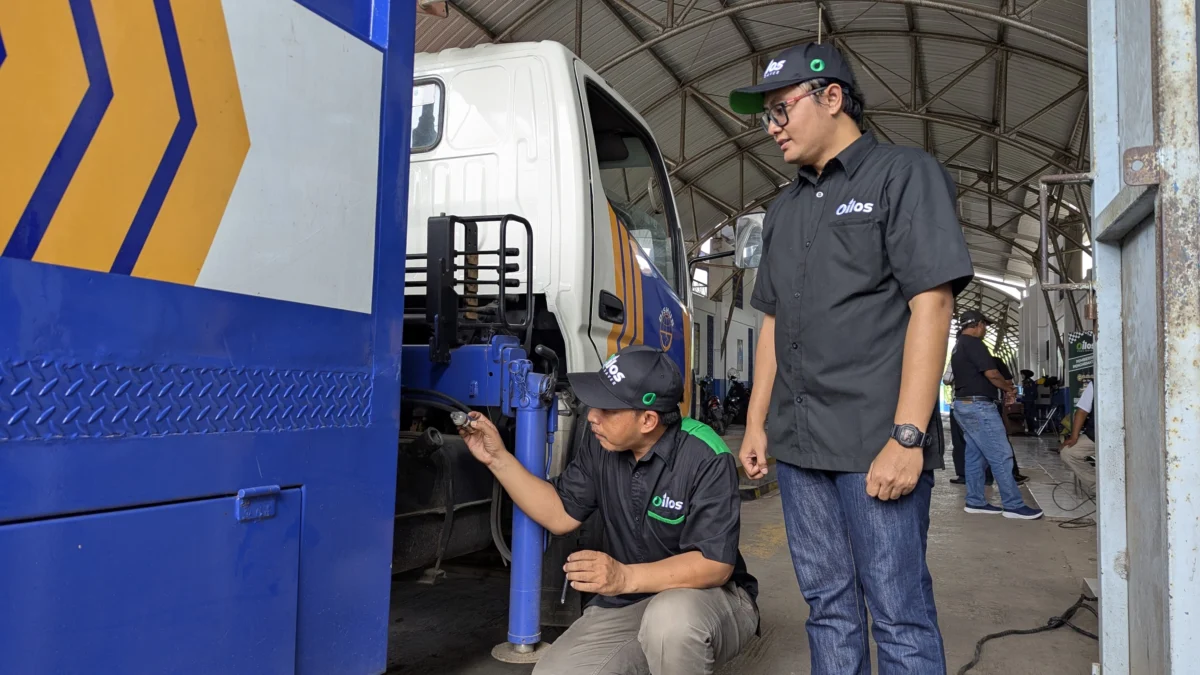 Direktur Olios, Tri Saputra (kanan) saat meninjau uji coba produknya ke kendaraan dinas milik Pemkot Banjar pada Rabu 18 Desember 2024. (Cecep Herdi/Jabar Ekspres)