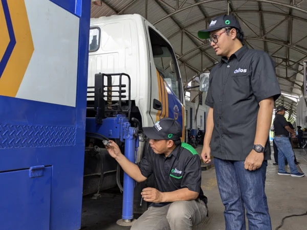 Direktur Olios, Tri Saputra (kanan) saat meninjau uji coba produknya ke kendaraan dinas milik Pemkot Banjar pada Rabu 18 Desember 2024. (Cecep Herdi/Jabar Ekspres)