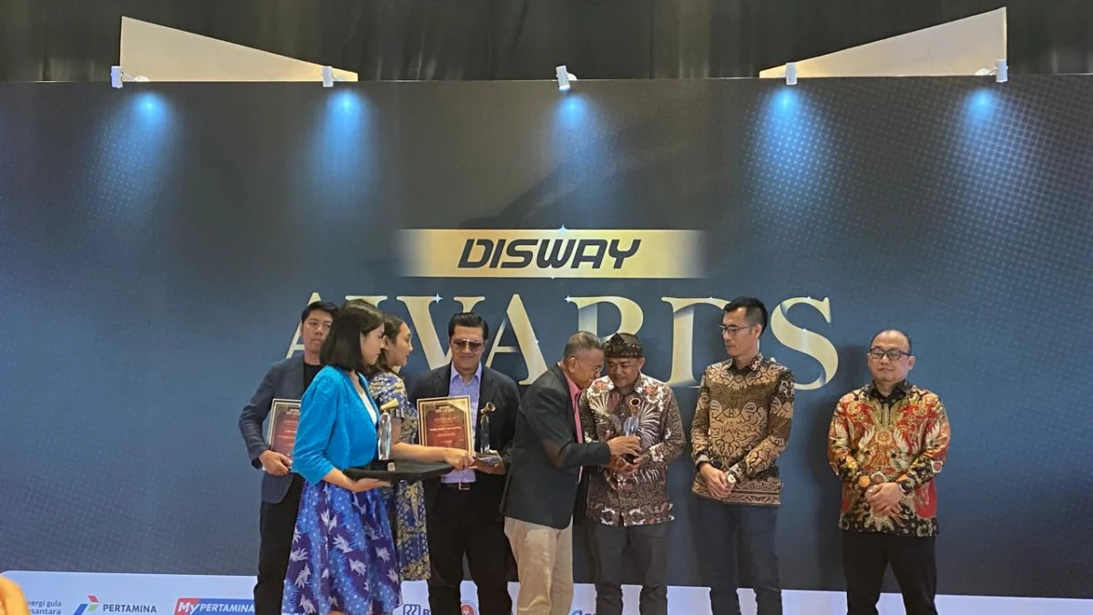 DOK. JABAR EKSPRES TERIMA PENGHARGAAN: Founder Disway, Dahlan Iskan saat memberikan penghargaan kepada Jabar Ekspres sebagai “Media Cetak Terbaik” versi Disway Group, Rabu (18/12/2024).