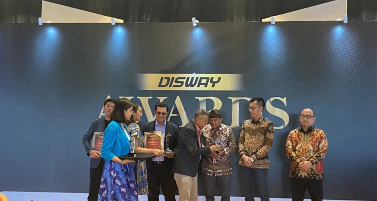 DOK. JABAR EKSPRES TERIMA PENGHARGAAN: Founder Disway, Dahlan Iskan saat memberikan penghargaan kepada Jabar Ekspres sebagai “Media Cetak Terbaik” versi Disway Group, Rabu (18/12/2024).