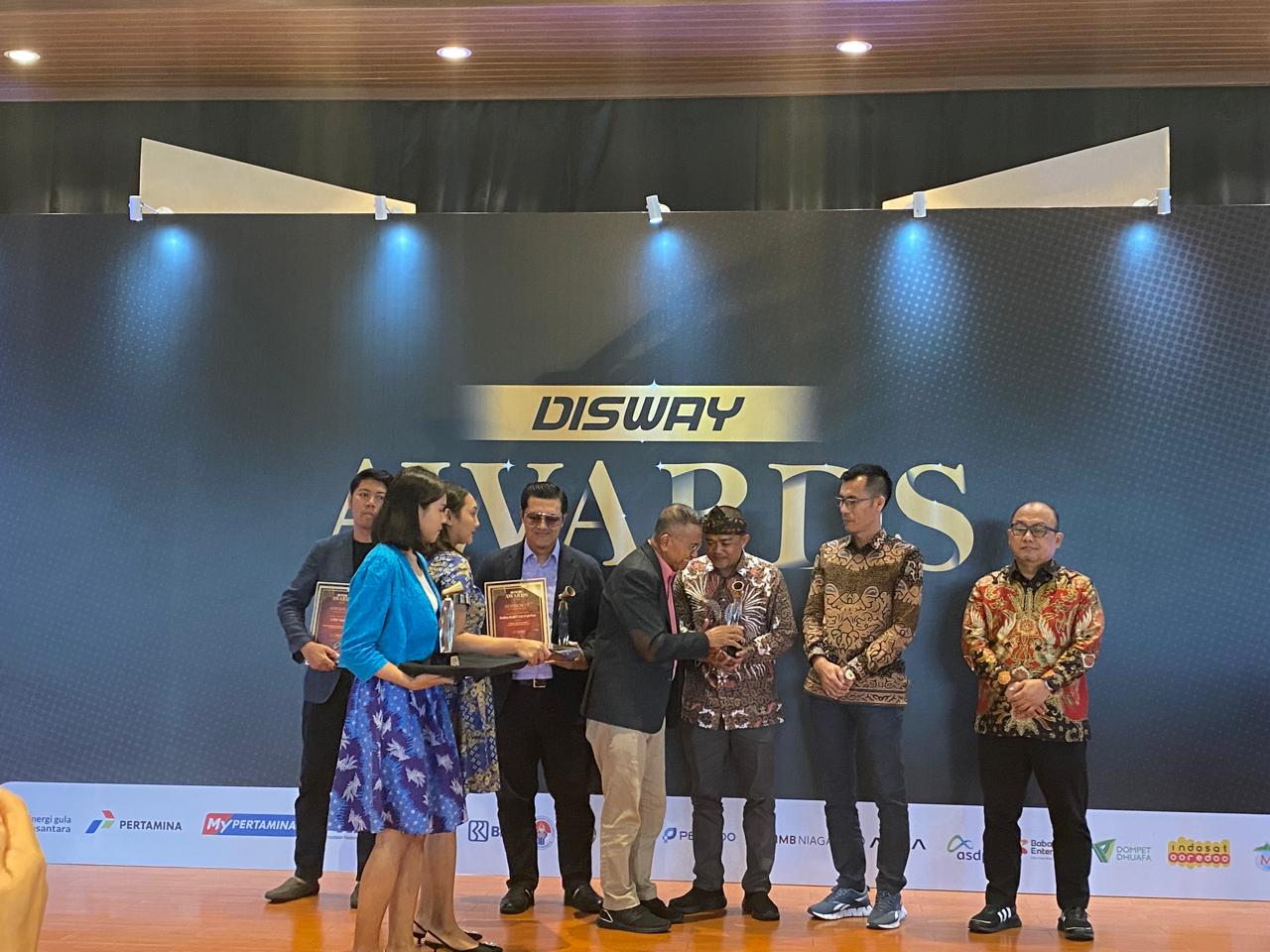 DOK. JABAR EKSPRES TERIMA PENGHARGAAN: Founder Disway, Dahlan Iskan saat memberikan penghargaan kepada Jabar Ekspres sebagai “Media Cetak Terbaik” versi Disway Group, Rabu (18/12/2024).