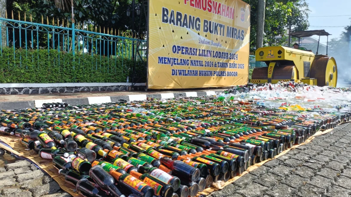 Pemusnahan miras di Lapangan Tegar Beriman, Kabupaten Bogor, Jumat (20/12). Foto : Sandika Fadilah /jabarekspres.com