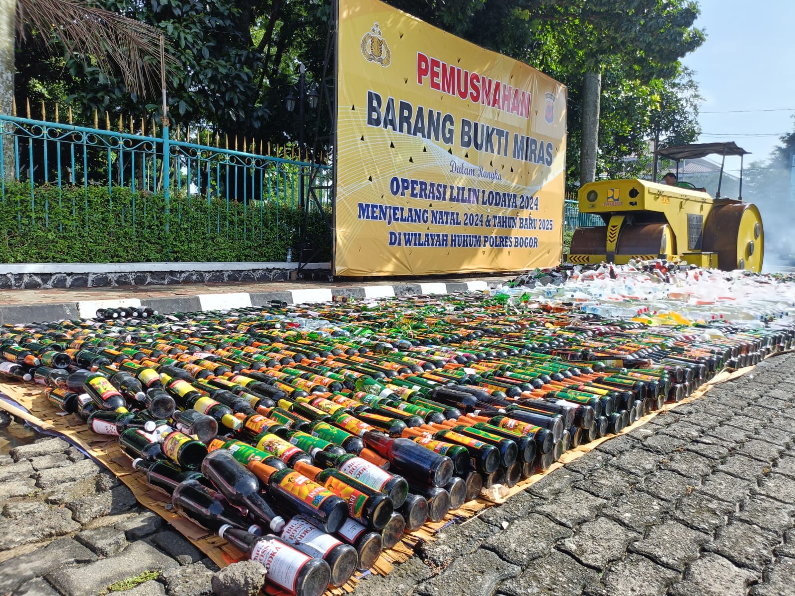 Pemusnahan miras di Lapangan Tegar Beriman, Kabupaten Bogor, Jumat (20/12). Foto : Sandika Fadilah /jabarekspres.com