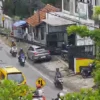 Kendaraan roda empat mobil pribadi maupun truk kerap parkir di sembarang tempat ruas Jalan Cihaliwung - Padalarang. Jumat (20/12). Dok CCTV Dishub KBB