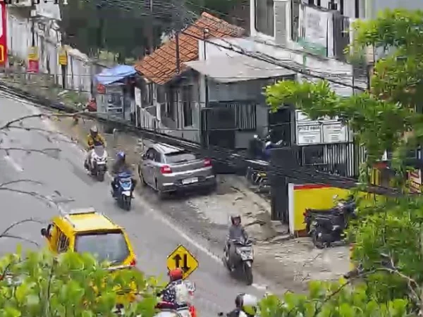 Kendaraan roda empat mobil pribadi maupun truk kerap parkir di sembarang tempat ruas Jalan Cihaliwung - Padalarang. Jumat (20/12). Dok CCTV Dishub KBB