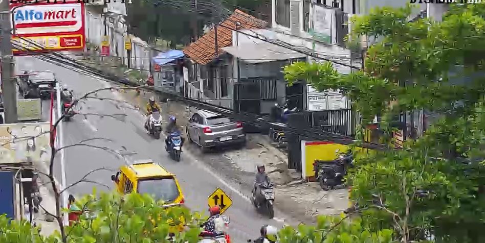 Kendaraan roda empat mobil pribadi maupun truk kerap parkir di sembarang tempat ruas Jalan Cihaliwung - Padalarang. Jumat (20/12). Dok CCTV Dishub KBB