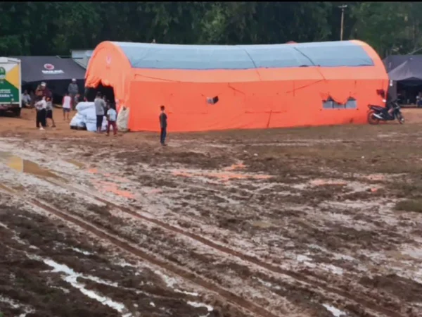 Ilustrasi: Suasana tenda pengungsian warga terdampak pergeseran tanah di Desa Lembur Sawah, Kecamatan Pabuaran, Kabupaten Sukabumi. (Yudha Prananda / Jabar Ekspres)