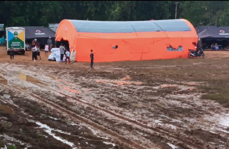 Ilustrasi: Suasana tenda pengungsian warga terdampak pergeseran tanah di Desa Lembur Sawah, Kecamatan Pabuaran, Kabupaten Sukabumi. (Yudha Prananda / Jabar Ekspres)