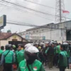 Ratusan pengemudi ojek online (ojol) mendatangi Polsek Cileunyi, berharap pelaku pengangiayaan diduga Ojek Pangkalan (Opang) Cimekar segera ditangkap. (Foto: Yanuar / Jabar Ekspres)