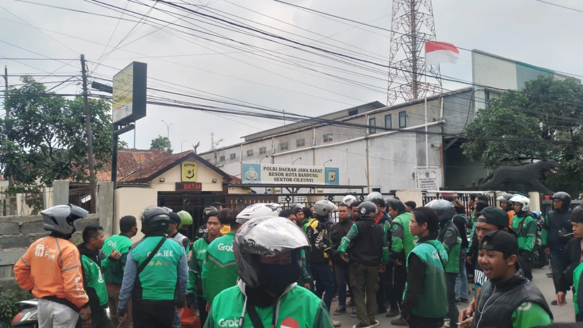 Ratusan pengemudi ojek online (ojol) mendatangi Polsek Cileunyi, berharap pelaku pengangiayaan diduga Ojek Pangkalan (Opang) Cimekar segera ditangkap. (Foto: Yanuar / Jabar Ekspres)