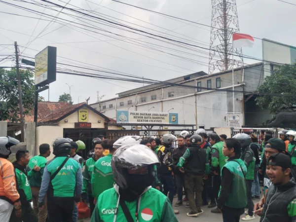 Ratusan pengemudi ojek online (ojol) mendatangi Polsek Cileunyi, berharap pelaku pengangiayaan diduga Ojek Pangkalan (Opang) Cimekar segera ditangkap. (Foto: Yanuar / Jabar Ekspres)