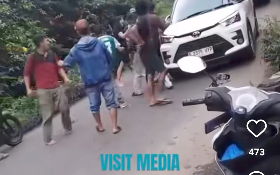 Tangkapan layar video viral pak ogah berkelahi dengan wisatawan Jakarta. Foto :Instagram visit media