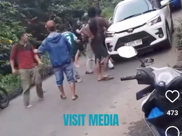 Tangkapan layar video viral pak ogah berkelahi dengan wisatawan Jakarta. Foto :Instagram visit media