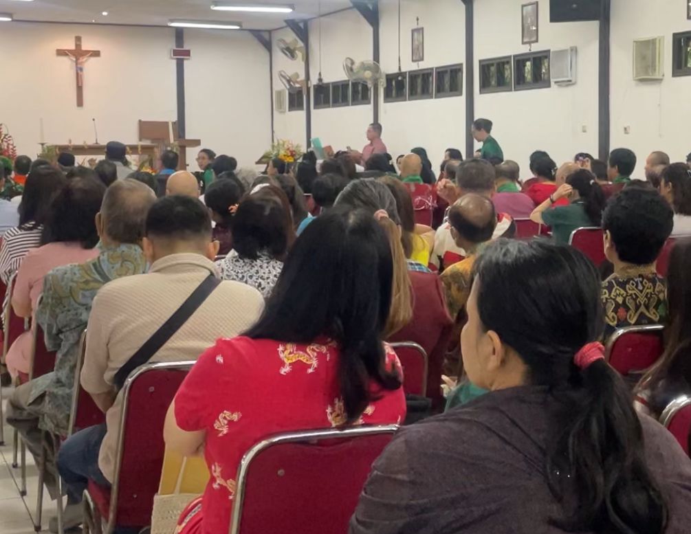 Ratusan umat padati Gereja Santo Benediktus Kotabaru Parahyangan, Kabupaten Bandung Barat. Selasa (24/12). Dok Jabar Ekspres