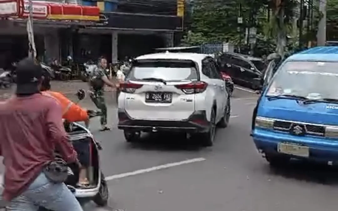 Ilustrasi: Detik-detik pengemudi mobil Terios sempat dikejar oleh aparat dan warga usai tabrak lari di Jalan Siliwangi, Kota Bogor, Selasa (24/12). (Yudha Prananda / Tangkapan Layar)