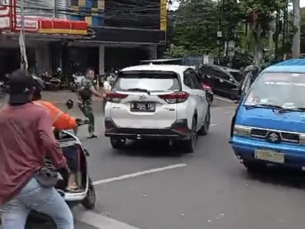 Ilustrasi: Detik-detik pengemudi mobil Terios sempat dikejar oleh aparat dan warga usai tabrak lari di Jalan Siliwangi, Kota Bogor, Selasa (24/12). (Yudha Prananda / Tangkapan Layar)