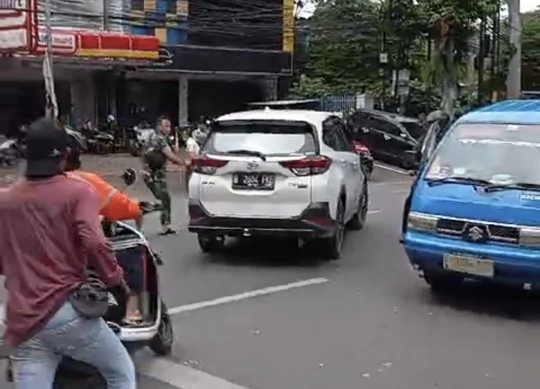 Ilustrasi: Detik-detik pengemudi mobil Terios sempat dikejar oleh aparat dan warga usai tabrak lari di Jalan Siliwangi, Kota Bogor, Selasa (24/12). (Yudha Prananda / Tangkapan Layar)