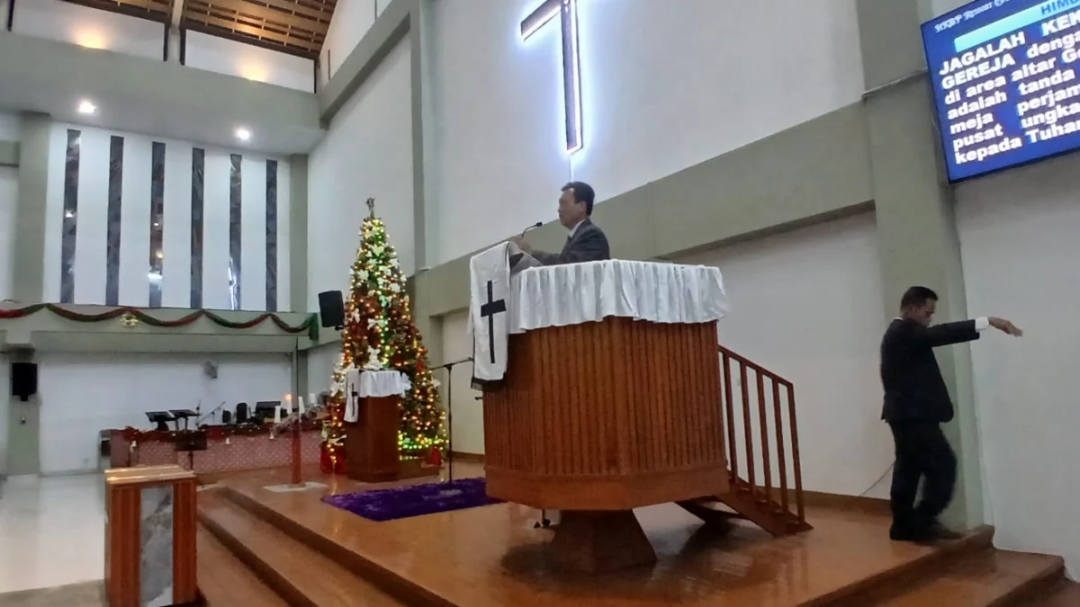 Pimpinan Gereja HKBP Cimahi Ressort, Pendeta Johnson Aritonang di Malam Misa (mong)