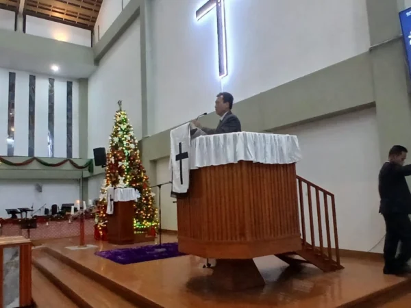 Pimpinan Gereja HKBP Cimahi Ressort, Pendeta Johnson Aritonang di Malam Misa (mong)