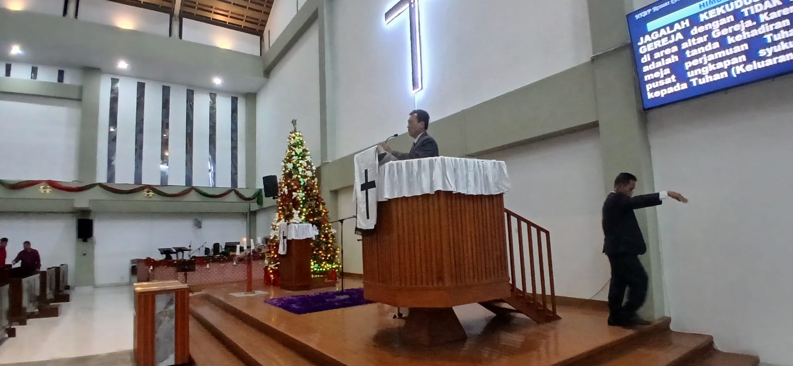 Pimpinan Gereja HKBP Cimahi Ressort, Pendeta Johnson Aritonang di Malam Misa (mong)