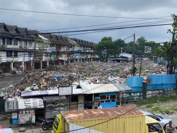 Tumpukan sampah di kawasan komersil Pasar Caringin Bandung. ( Nizar/Jabar Ekspres)