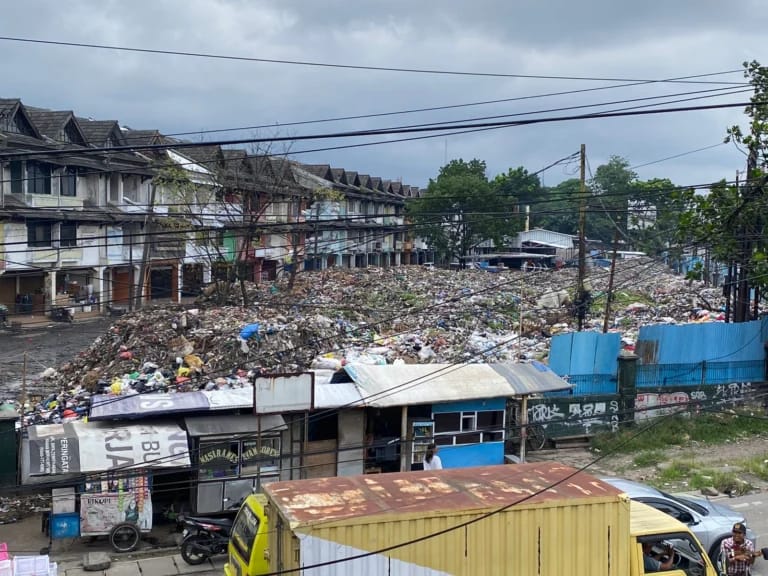 Tumpukan sampah di kawasan komersil Pasar Caringin Bandung. ( Nizar/Jabar Ekspres)