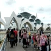 Sejumlah pengunjung nampak memadati Masjid Al Jabbar, Kamis (26/12).