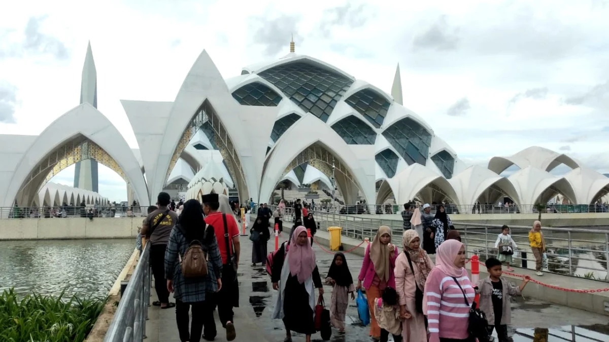 Sejumlah pengunjung nampak memadati Masjid Al Jabbar, Kamis (26/12).