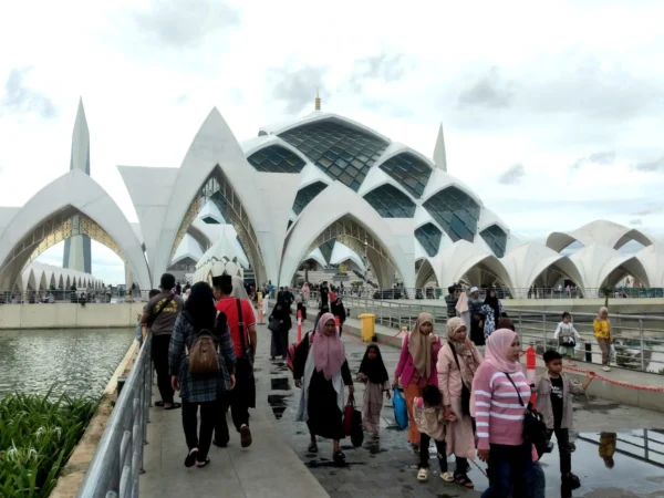 Sejumlah pengunjung nampak memadati Masjid Al Jabbar, Kamis (26/12).