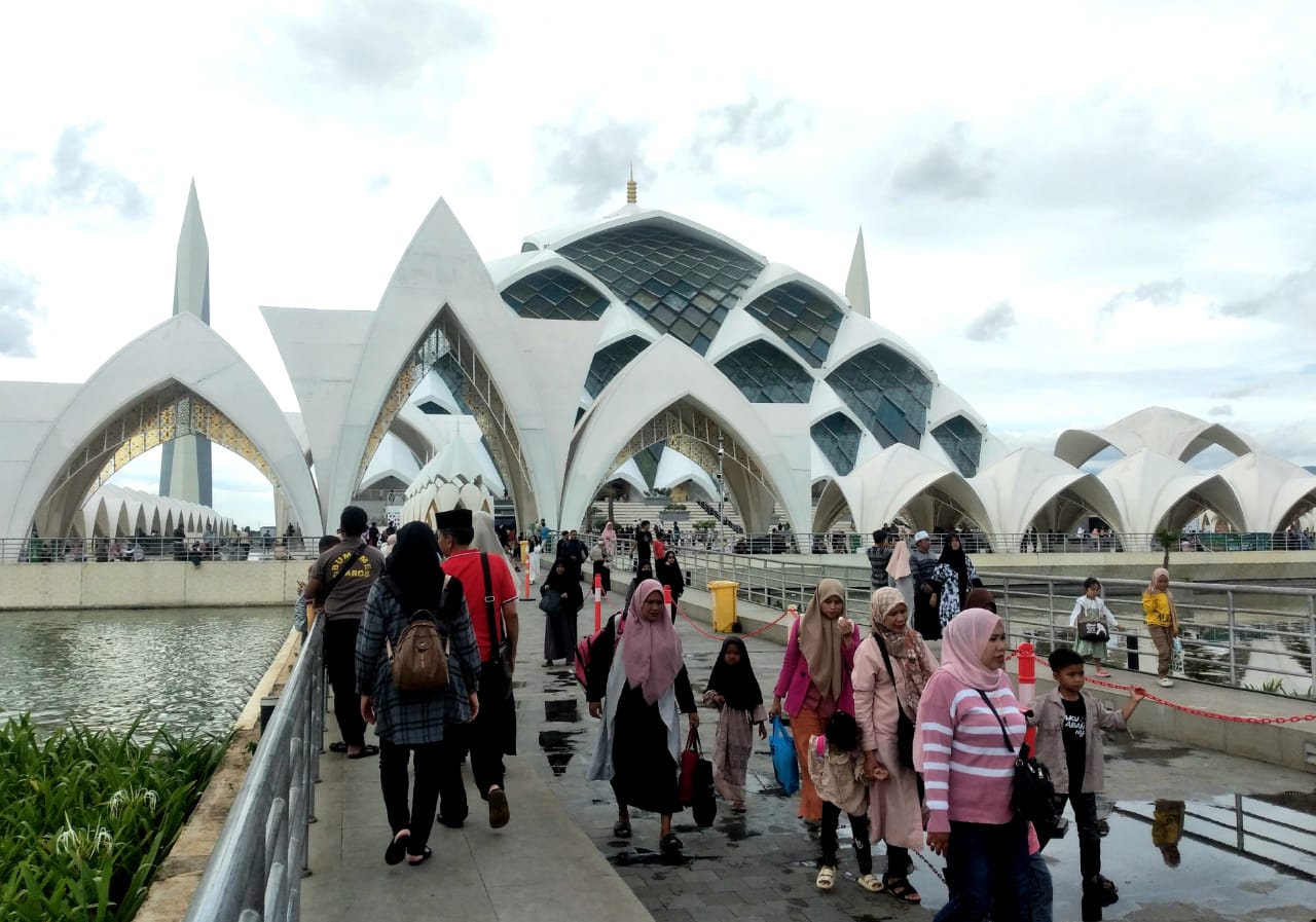 Sejumlah pengunjung nampak memadati Masjid Al Jabbar, Kamis (26/12).