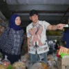 Pj Wali Kota Cimahi, Dicky Saromi dan Kadispangtan Cimahi, Tita Maryam saat Tinjau Stock Pangan di Pasar Atas (mong)