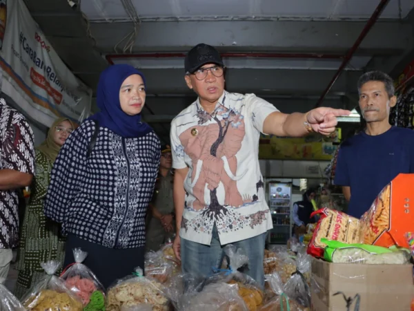 Pj Wali Kota Cimahi, Dicky Saromi dan Kadispangtan Cimahi, Tita Maryam saat Tinjau Stock Pangan di Pasar Atas (mong)