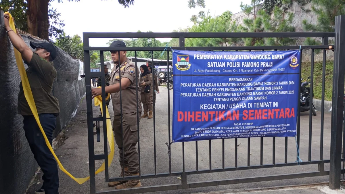 Petugas Satpol PP Bandung Barat saat menyegel TPS milik Tras Environ Mental di Lembang. Jumat (27/12). Dok Jabar Ekspres