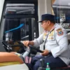 Petugas gabungan tengah memeriksa kondisi rem bus di Cikole Lembang, Bandung Barat. Dok Dishub KBB