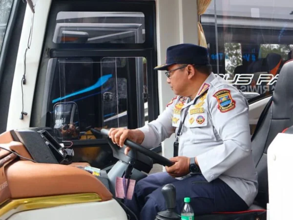 Petugas gabungan tengah memeriksa kondisi rem bus di Cikole Lembang, Bandung Barat. Dok Dishub KBB