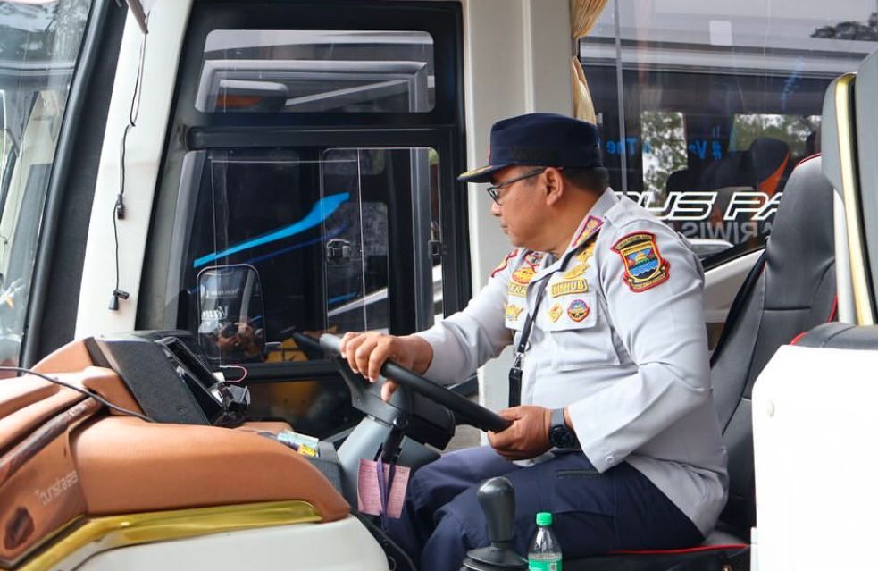 Petugas gabungan tengah memeriksa kondisi rem bus di Cikole Lembang, Bandung Barat. Dok Dishub KBB