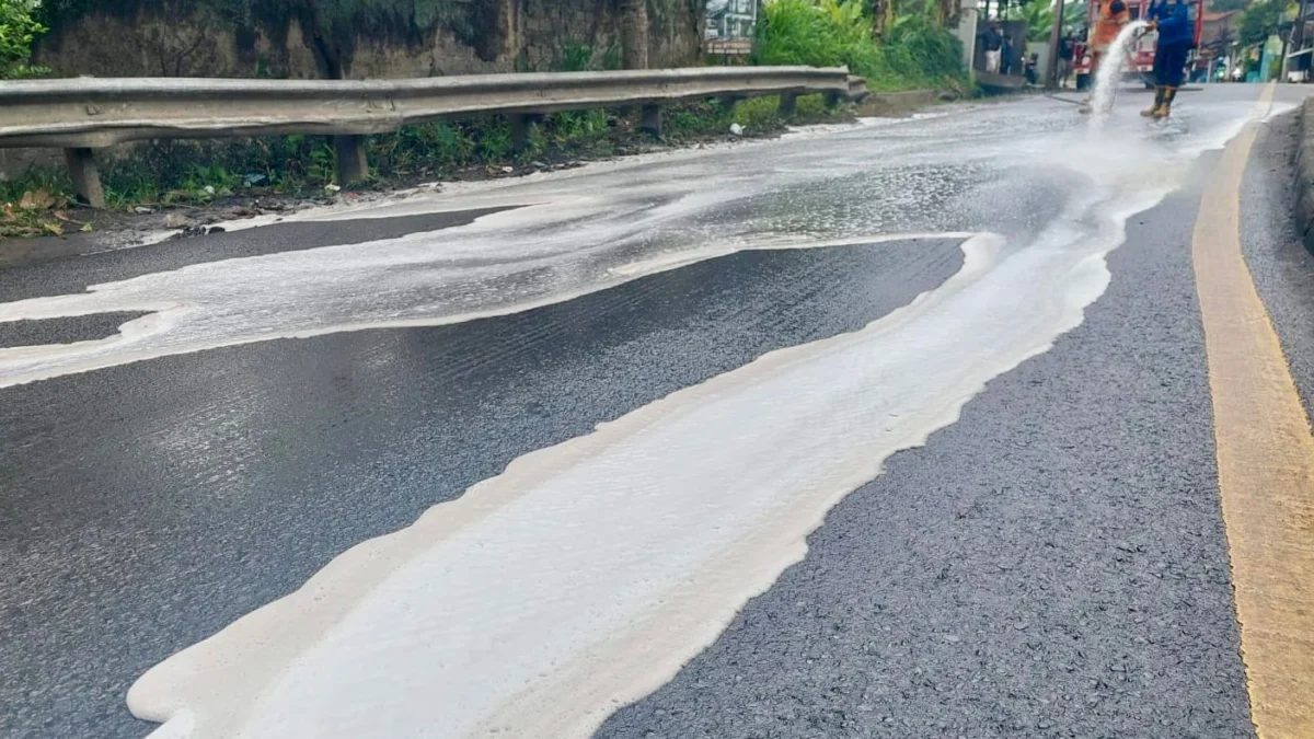 Cairan bahan berbahaya dan beracun (B3) cemari Jalan Raya Padalarang-Purwakarta, Bandung Barat. Dok Jabar Ekspres. (Wit)