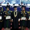 Mina Harvianti Sabila (dua dari kanan) jadi wiaudawan terbaik dalam Wisuda ke-7 UM Bandung, Minggu (29/12). (Son / Jabar Ekspres)