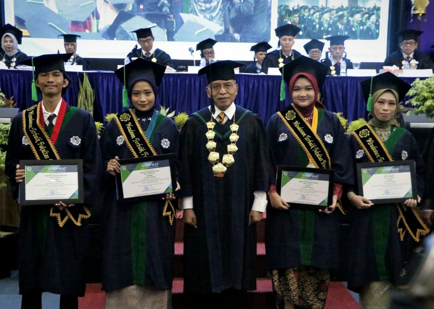 Mina Harvianti Sabila (dua dari kanan) jadi wiaudawan terbaik dalam Wisuda ke-7 UM Bandung, Minggu (29/12). (Son / Jabar Ekspres)