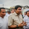 Menteri Perumahan dan Kawasan Permukiman (PKP) Maruarar Sirait (Tengah) bersama Bey Machmudin PJ Gubernur Jawa Barat (Kiri) dan Ketua Umum Realestat Indonesia (REI), Joko Suranto (kanan) mengunjungi Perumahan Buana Cicalengka Raya, Desa Hegarmanah, Kabupaten Bandung, Minggu (29/12). Foto: Dimas Rachmatsyah / Jabar Ekspres