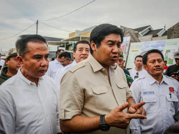 Menteri Perumahan dan Kawasan Permukiman (PKP) Maruarar Sirait (Tengah) bersama Bey Machmudin PJ Gubernur Jawa Barat (Kiri) dan Ketua Umum Realestat Indonesia (REI), Joko Suranto (kanan) mengunjungi Perumahan Buana Cicalengka Raya, Desa Hegarmanah, Kabupaten Bandung, Minggu (29/12). Foto: Dimas Rachmatsyah / Jabar Ekspres