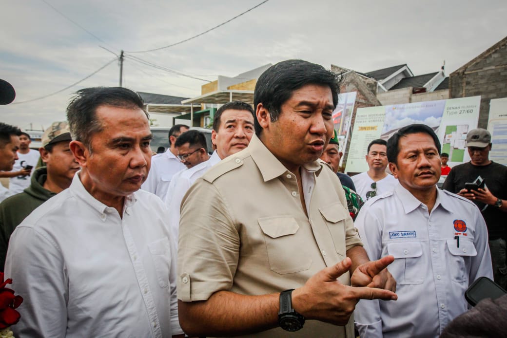 Menteri Perumahan dan Kawasan Permukiman (PKP) Maruarar Sirait (Tengah) bersama Bey Machmudin PJ Gubernur Jawa Barat (Kiri) dan Ketua Umum Realestat Indonesia (REI), Joko Suranto (kanan) mengunjungi Perumahan Buana Cicalengka Raya, Desa Hegarmanah, Kabupaten Bandung, Minggu (29/12). Foto: Dimas Rachmatsyah / Jabar Ekspres