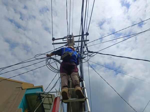 PLN Icon Plus Regional Jawa Barat melakukan patroli dan perapihan kabel Fiber Optik demi kehandalan Jaringan Telekomunikasi pada Libur Nataru 2024-2025