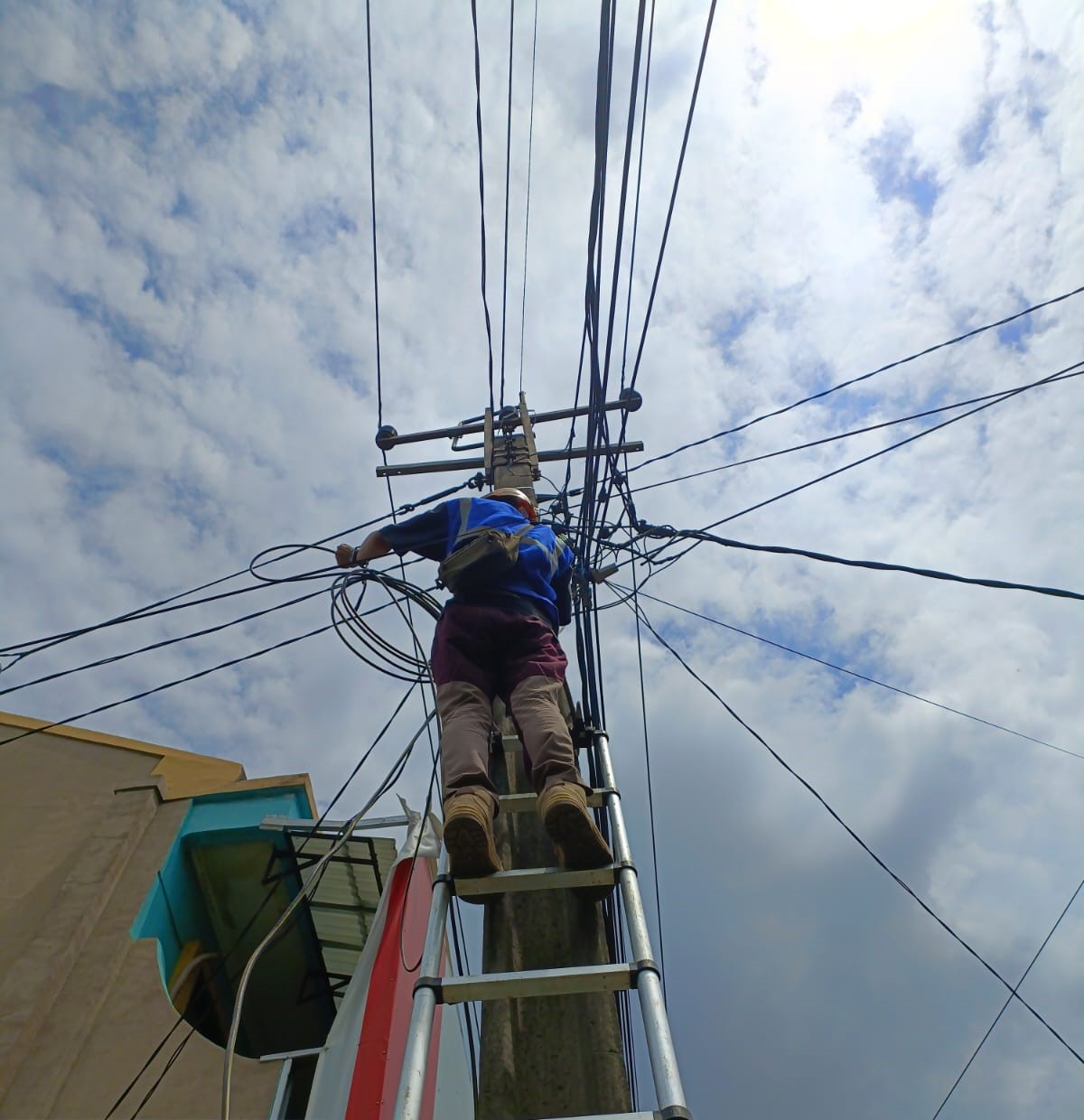 PLN Icon Plus Regional Jawa Barat melakukan patroli dan perapihan kabel Fiber Optik demi kehandalan Jaringan Telekomunikasi pada Libur Nataru 2024-2025