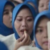 Seiring dengan perkembangan zaman, tren lipstik yang ditawarkan semakin beragam mulai dari ragam jenis seperti Matte dan Glossy, komponen yang dimiliki produk agar lebih tahan atau tidak berpindah saat sedang makan dan minum, hingga variasi pilihan warna. (Foto: Antaranews.com)